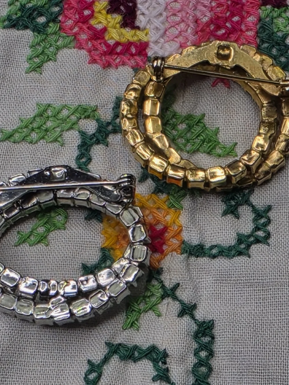 Vintage Entangled Circles Wreath Rhinestone Brooch Set Blue White Amber